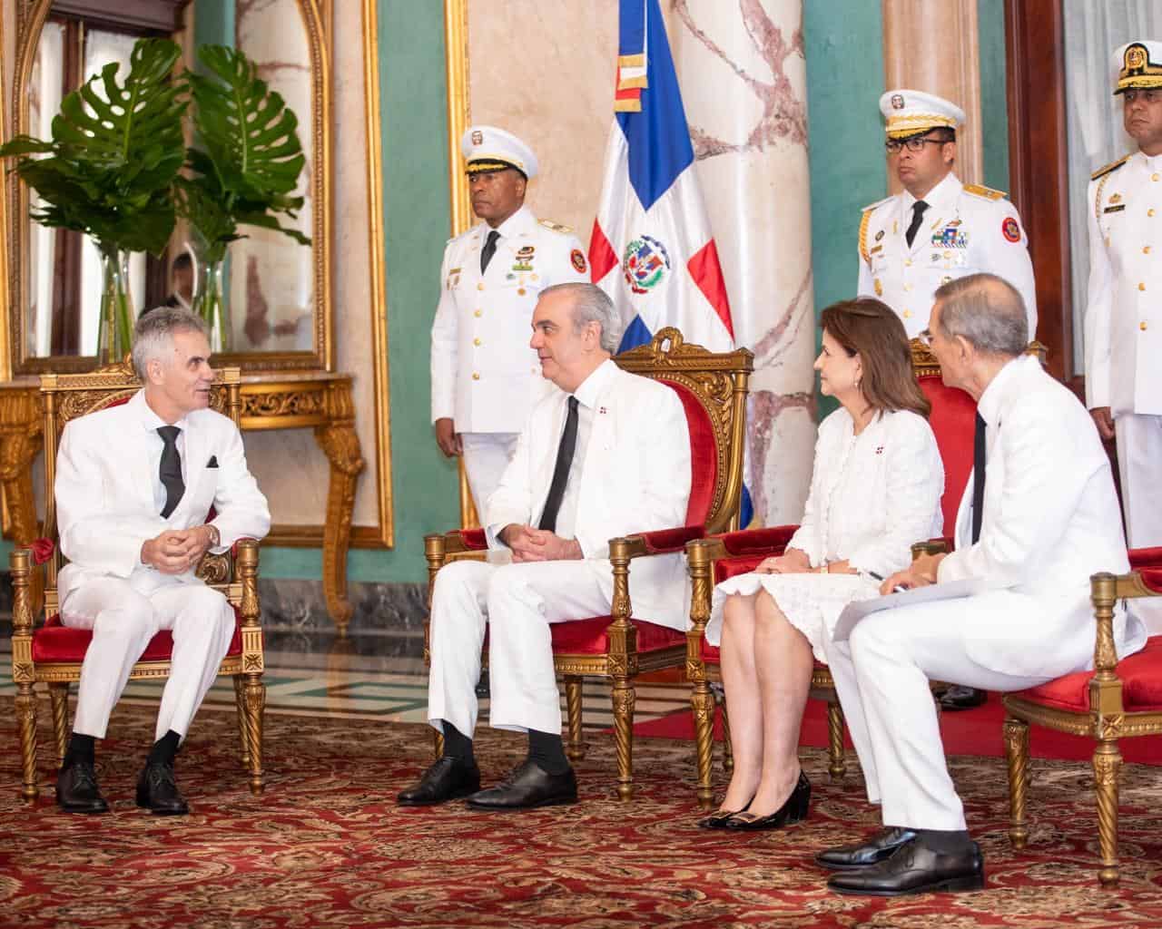 El embajador de la Confederación Suiza, Pascal Bornoz, sentado en el Salón de Embajadores del Palacio Nacional junto al presidente Luis Abinader (c), la vicepresidenta Raquel Peña y el ministro de Relaciones Exteriores, Roberto Álvarez, este 22 de abril de 2026.