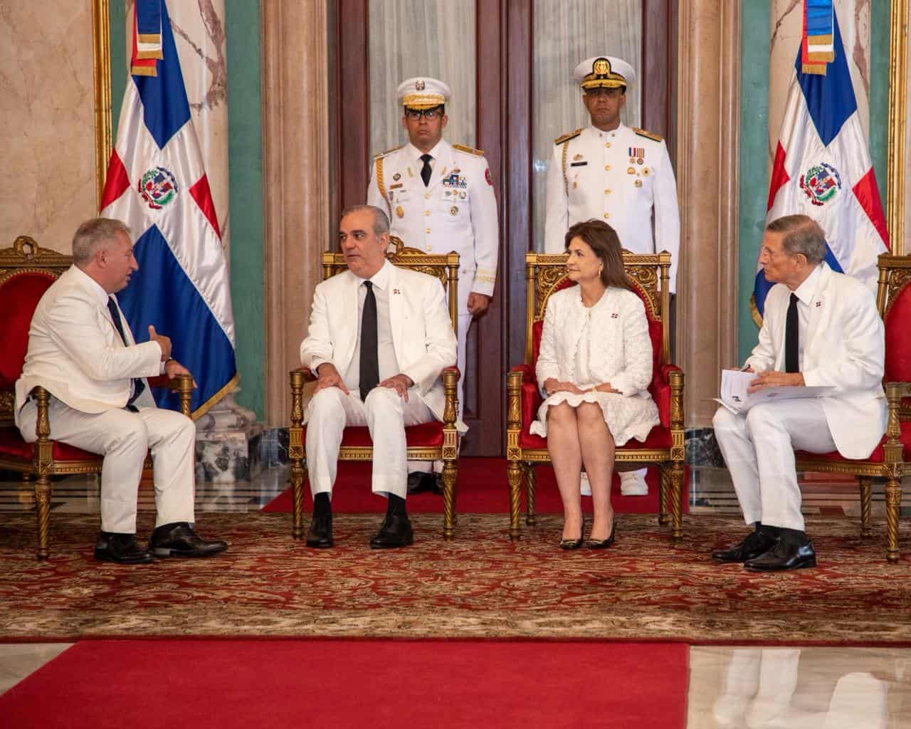 El embajador de Italia, Sergio Maffettone, sentado en el Salón de Embajadores del Palacio Nacional junto al presidente Luis Abinader (c), la vicepresidenta Raquel Peña y el ministro de Relaciones Exteriores, Roberto Álvarez, este 22 de abril de 2026.