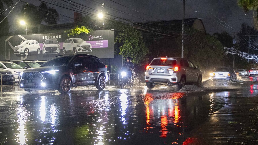 Lluvias provocan inundaciones urbanas en Santiago