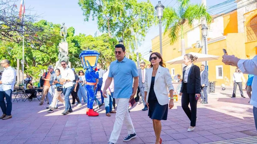 El ministro de Turismo y la embajadora de EE. UU. recorren la Ciudad Colonial