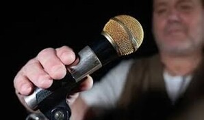 El micr&oacute;fono dorado de Queen sale a subasta en Londres en el evento Music Memorabilia