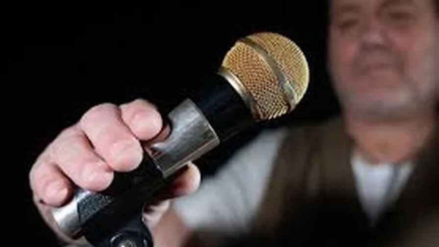 El micr&oacute;fono dorado de Queen sale a subasta en Londres en el evento Music Memorabilia