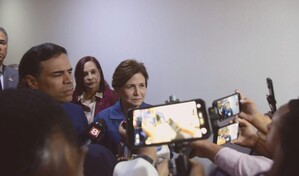 Raquel Pe&ntilde;a llama a la reflexi&oacute;n y la tolerancia tras su visita a la Feria del Libro en Santiago