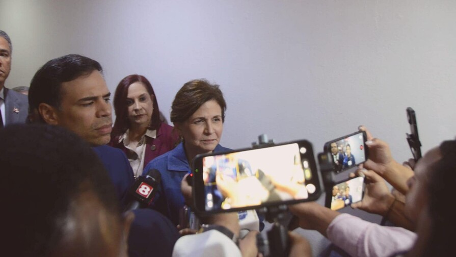 Raquel Pe&ntilde;a llama a la reflexi&oacute;n y la tolerancia tras su visita a la Feria del Libro en Santiago