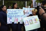 Familiares protestan frente a la Polic&iacute;a en Santiago por muerte de una mujer tras cirug&iacute;a est&eacute;tica