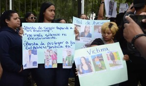 Familiares protestan frente a la Polic&iacute;a en Santiago por muerte de una mujer tras cirug&iacute;a est&eacute;tica
