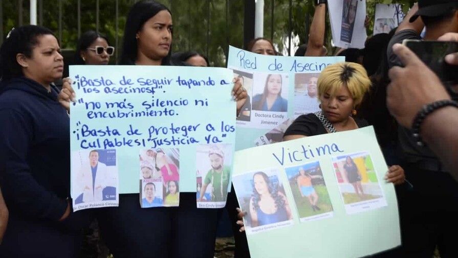 Familiares protestan frente a la Polic&iacute;a en Santiago por muerte de una mujer tras cirug&iacute;a est&eacute;tica