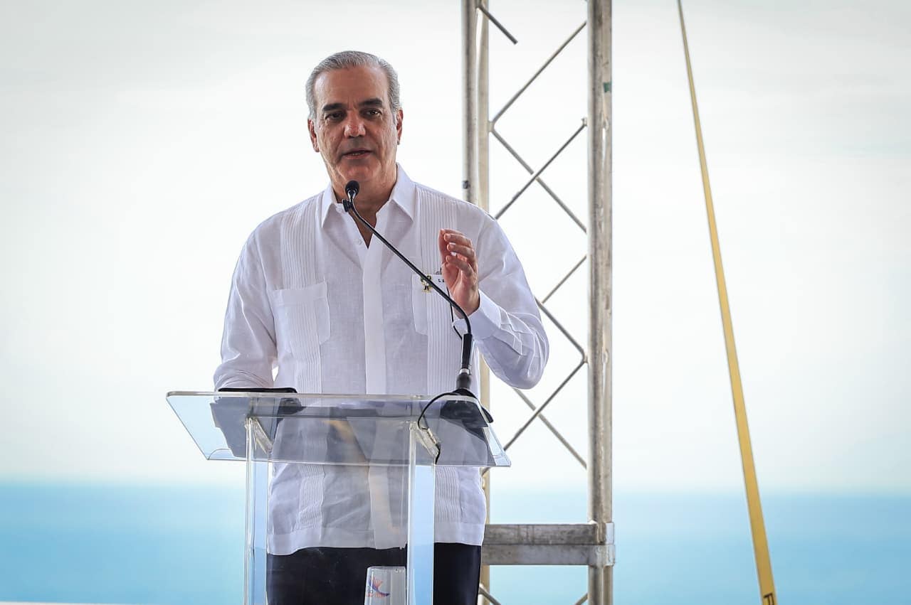 El presidente Luis Abinader durante la inauguraci&oacute;n oficial del Malec&oacute;n Deportivo, destacando el impacto positivo que tendr&aacute; la obra en la comunidad y el deporte