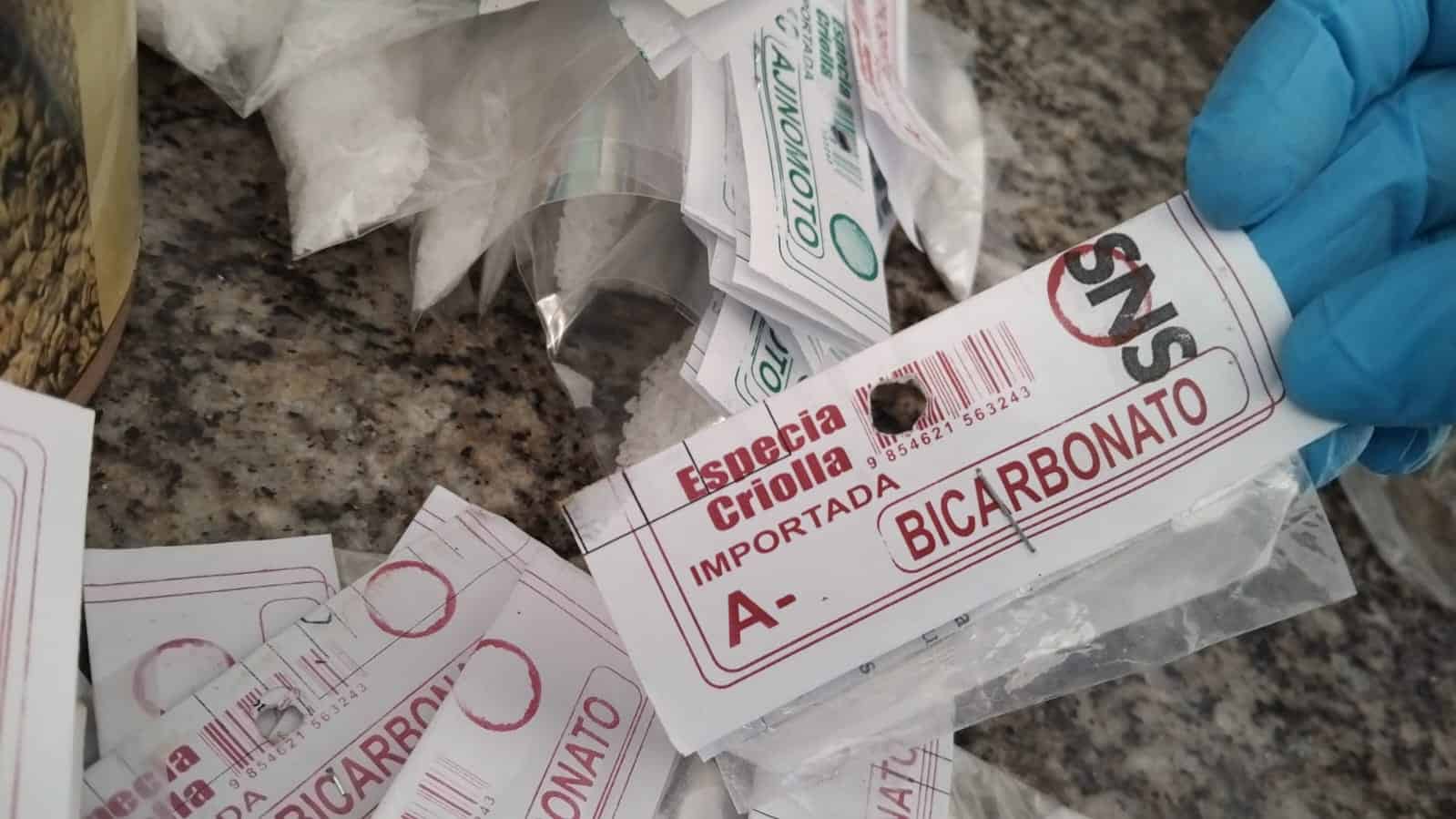 El bicarbonato se puede adquirir en los colmados a un módico precio.