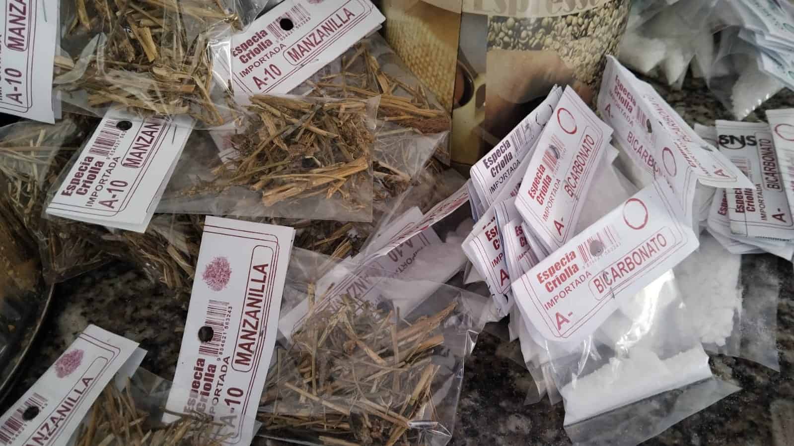 Sobres de bicarbonato y manzanilla retirados de los colmados.