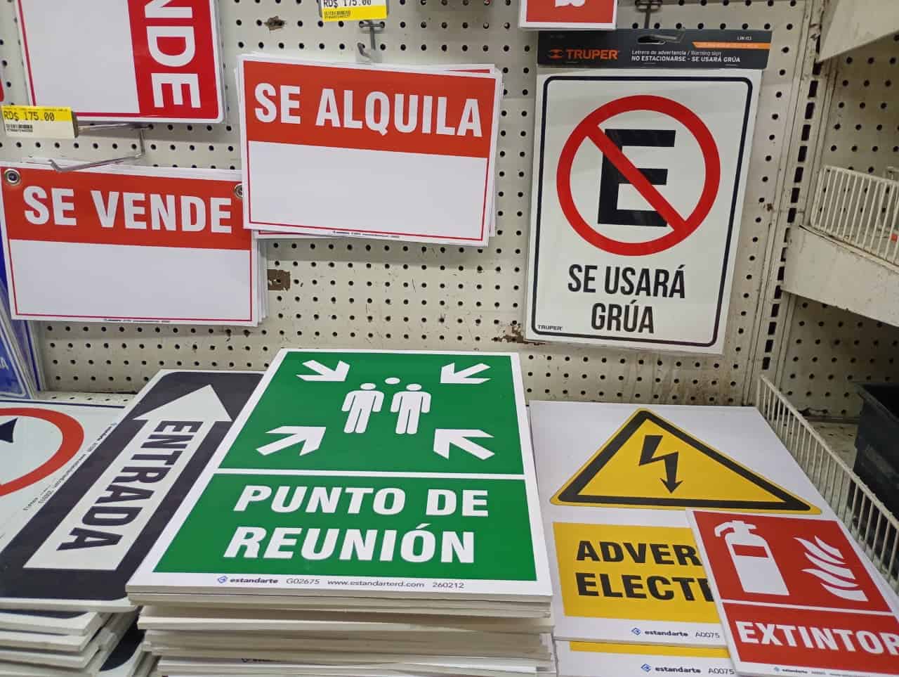 Letreros de venta en ferreterías de la ciudad.