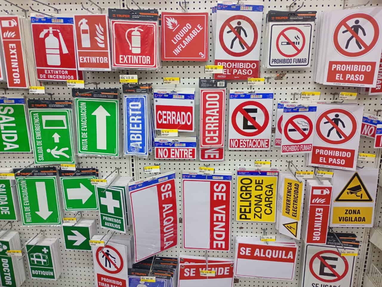 Letreros de venta en ferreterías de la ciudad.