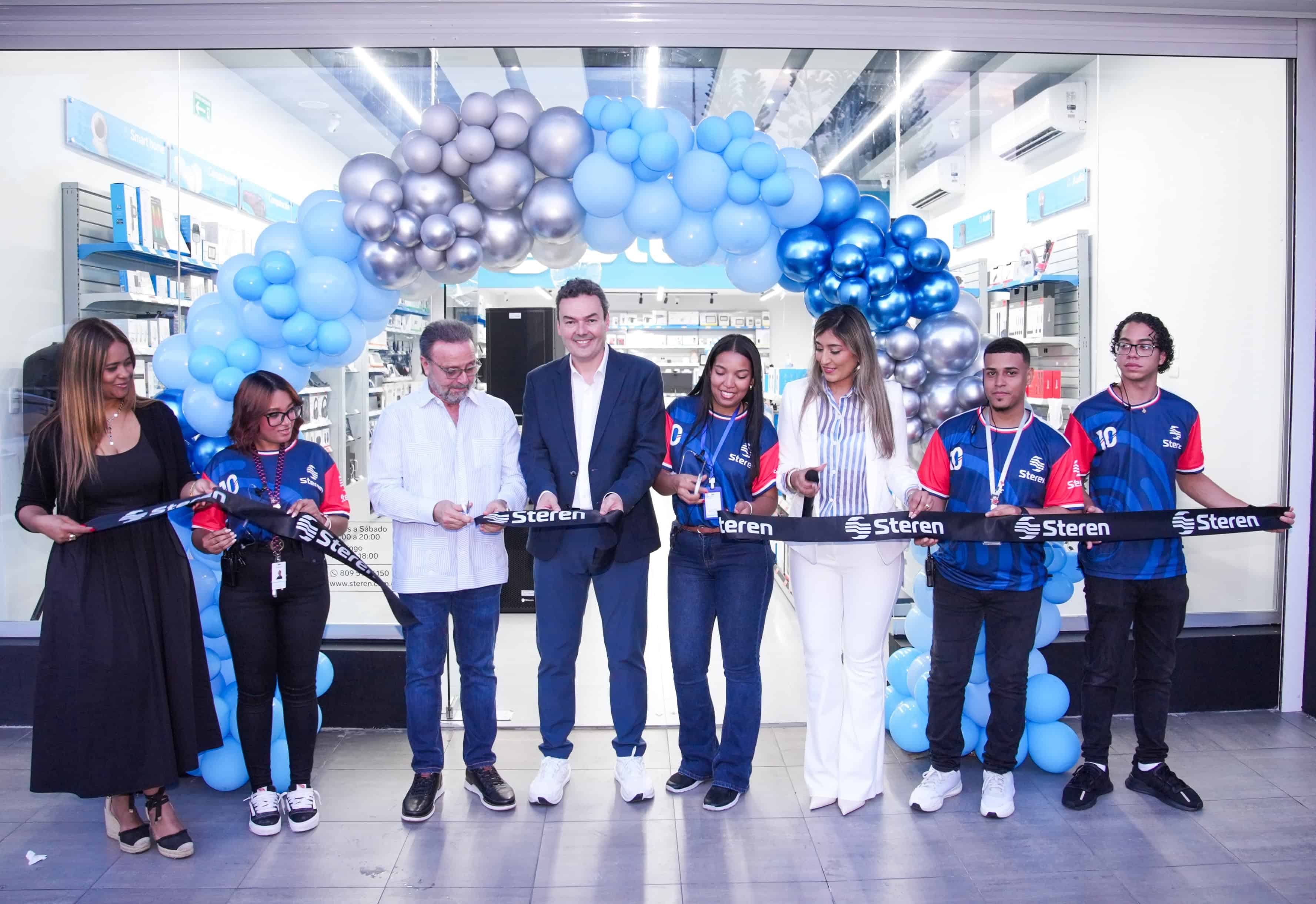 Ejecutivos de Steren realizan corte de cinta que deja inaugurada sucursal 27 de Febrero.