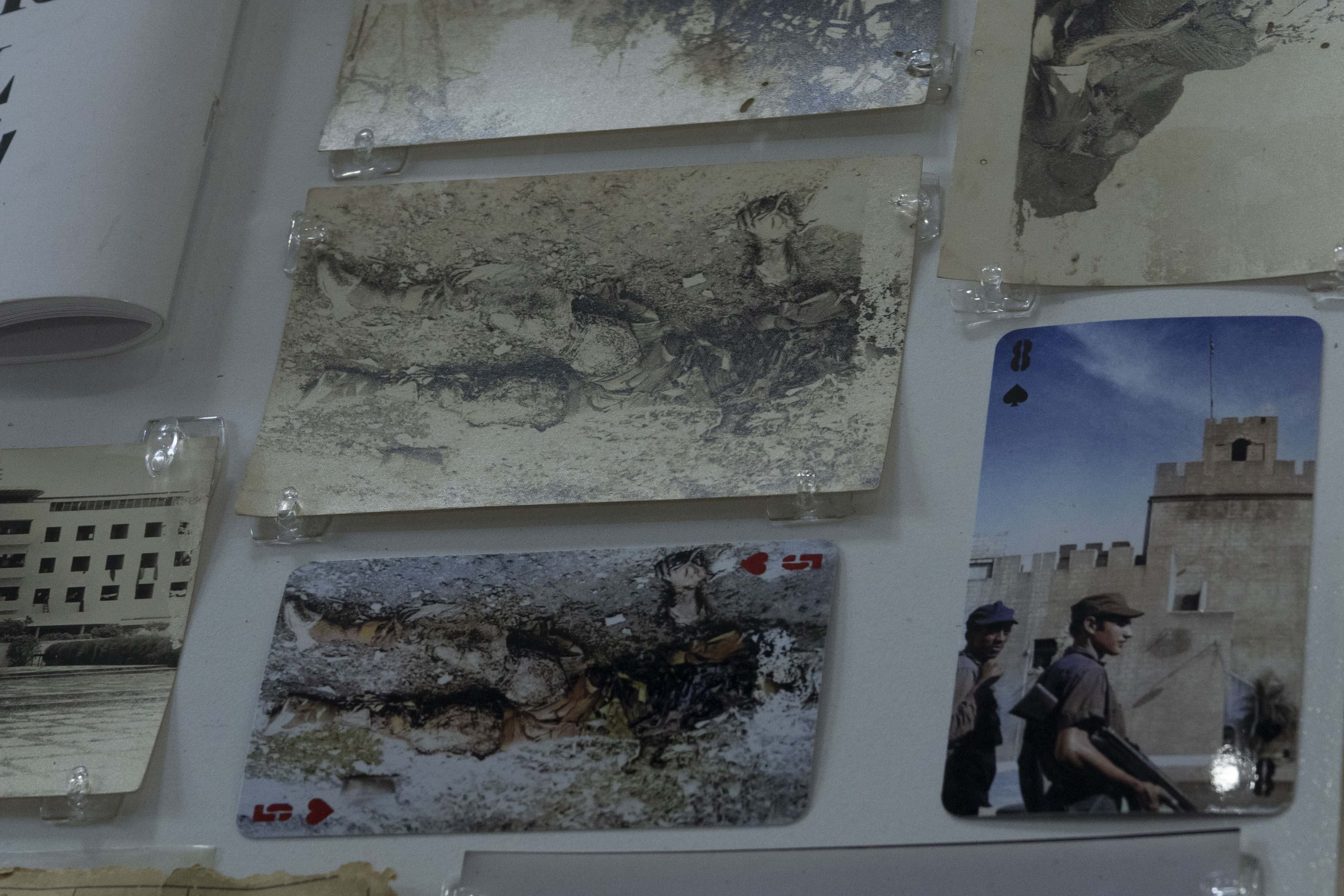 Comodines del mazo de barajas incluyen figuras clave del conflicto armado de 1965, integradas como parte del enfoque histórico del proyecto. (JOLIVER BRITO)