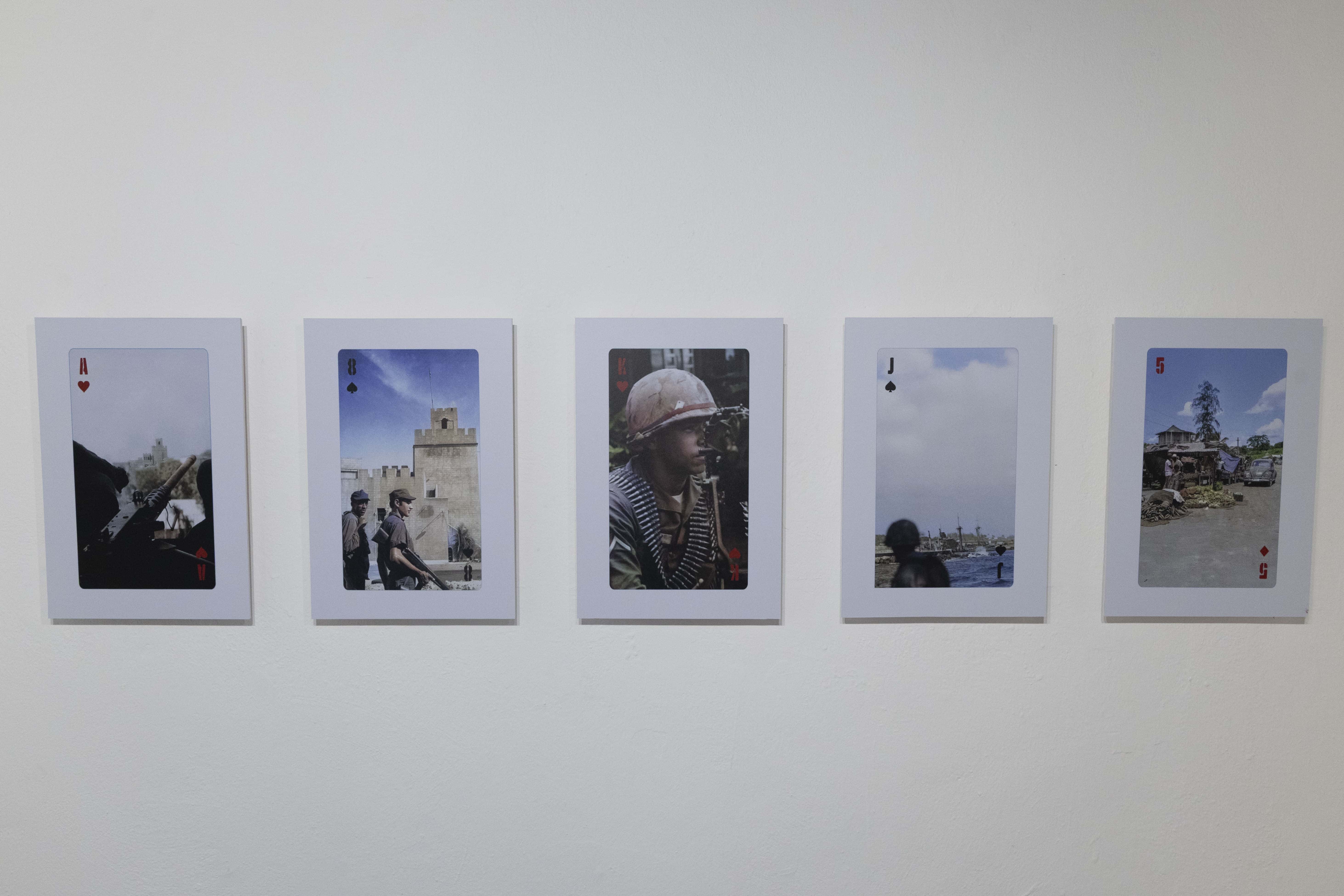 Fotografías históricas tomadas durante los enfrentamientos de 1965, incluida en el mazo de barajas del proyecto IDENTIFY. (JOLIVER BRITO)