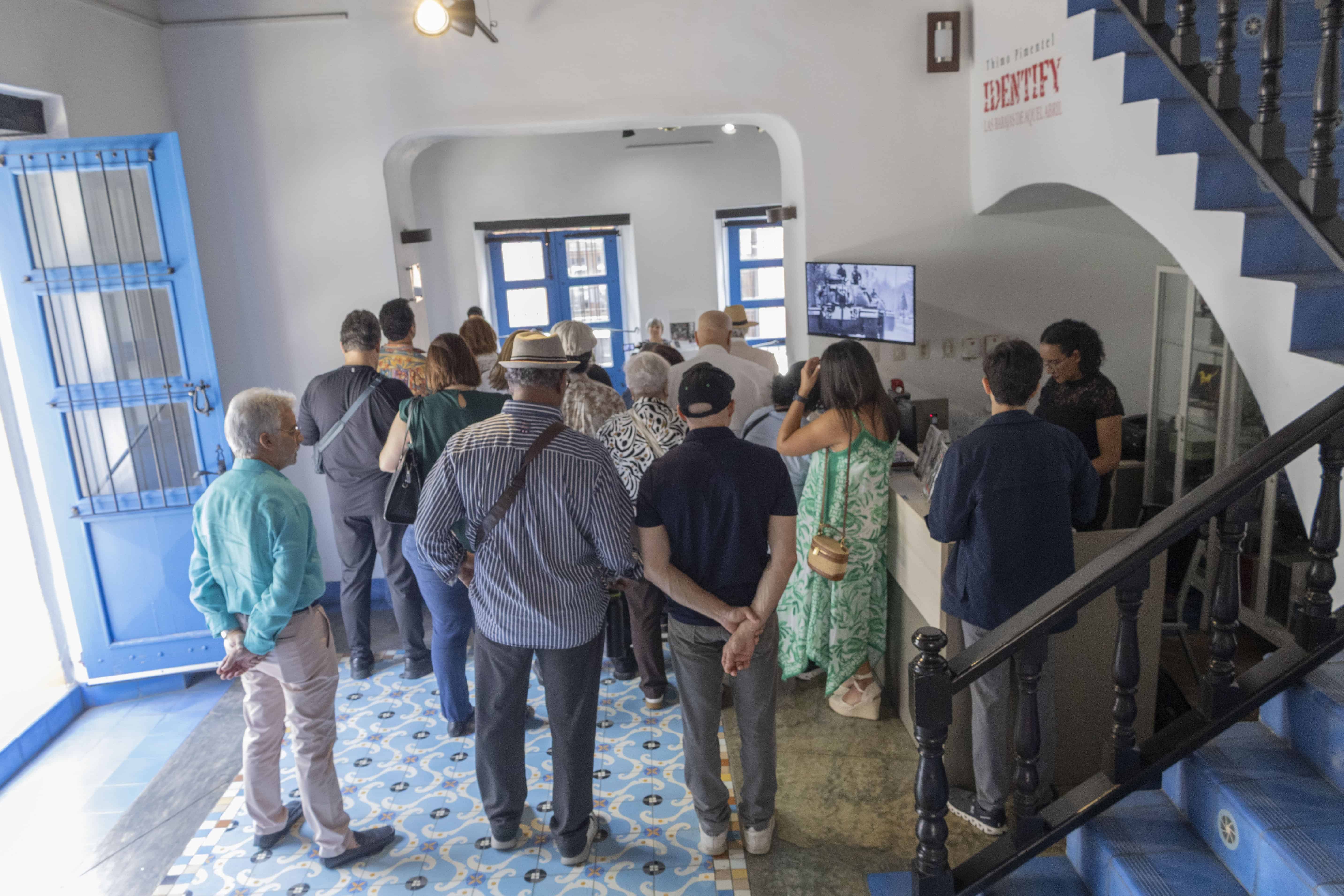 Visitantes observan las piezas expuestas en “IDENTIFY: Las Barajas de Aquel Abril” en el Centro de la Imagen, Ciudad Colonial. (JOLIVER BTITO / DIARIO LIBRE)