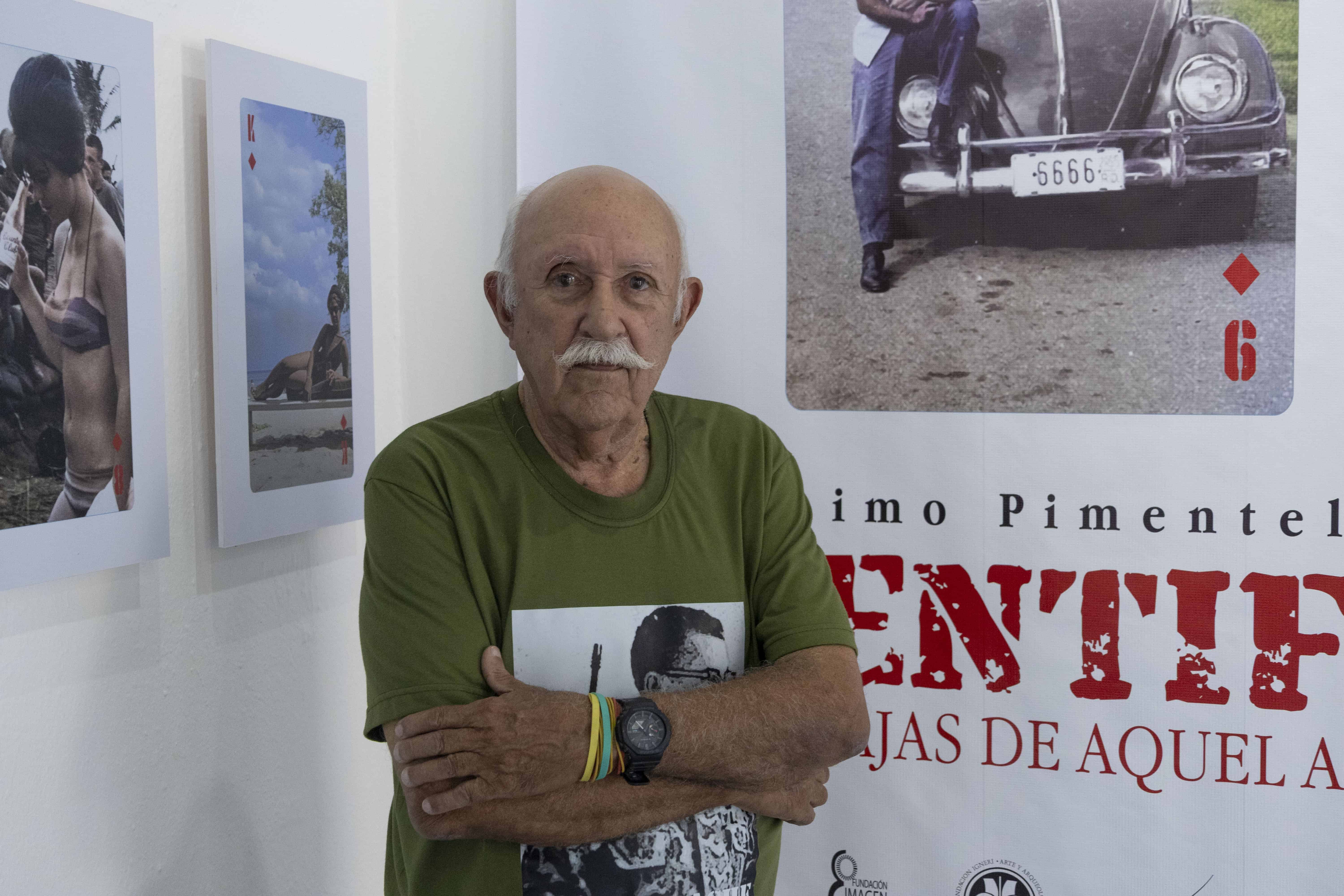El autor Thimo Pimentel posa en el marco de su exposición “Identify: Las barajas de aquel abril”. (JOLIVER BRITO)