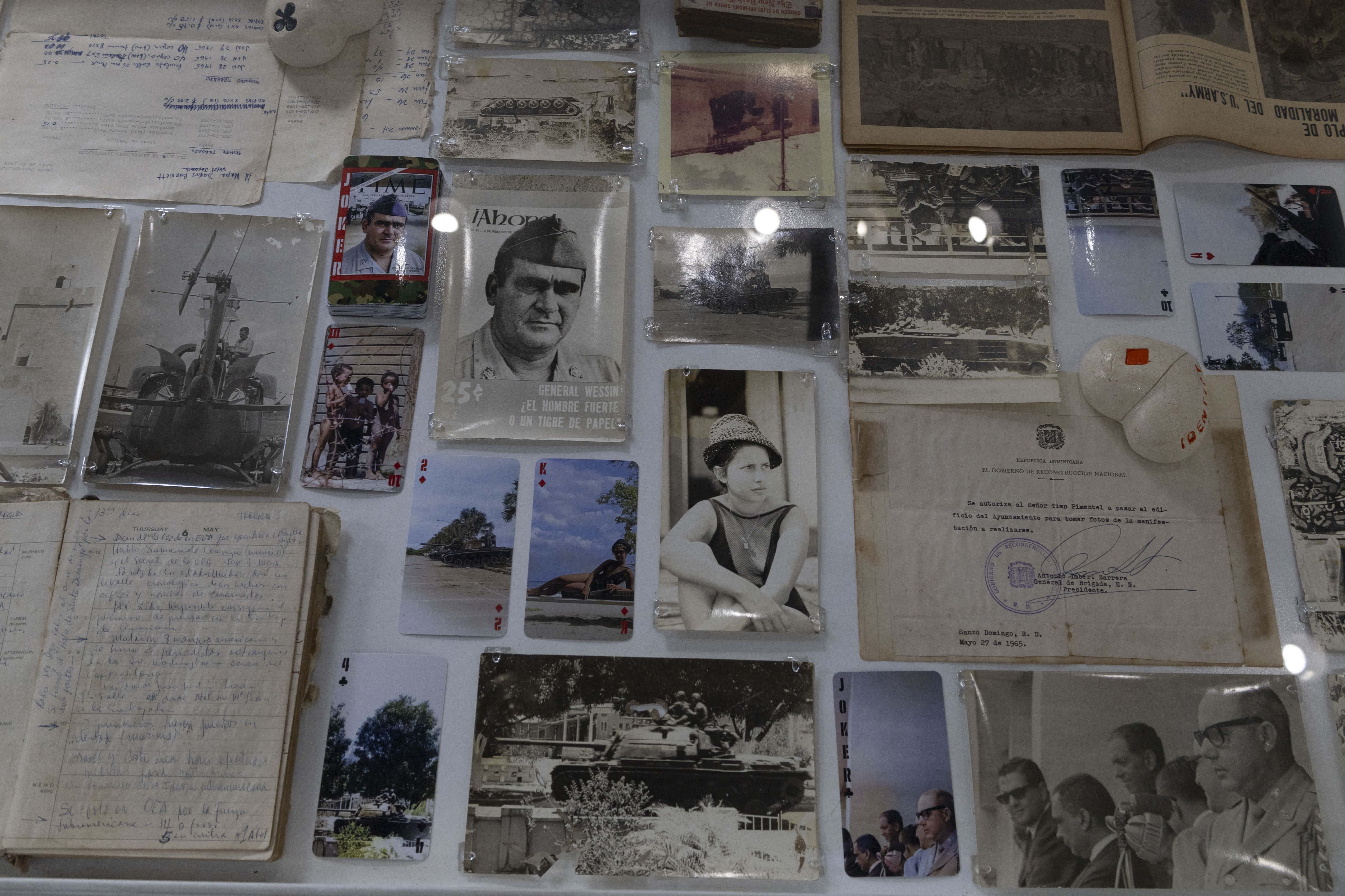 Fotografía histórica de combatientes constitucionalistas durante los enfrentamientos de 1965, incluida en el mazo de barajas del proyecto IDENTIFY. (Joliver Brito / Diario Libre)