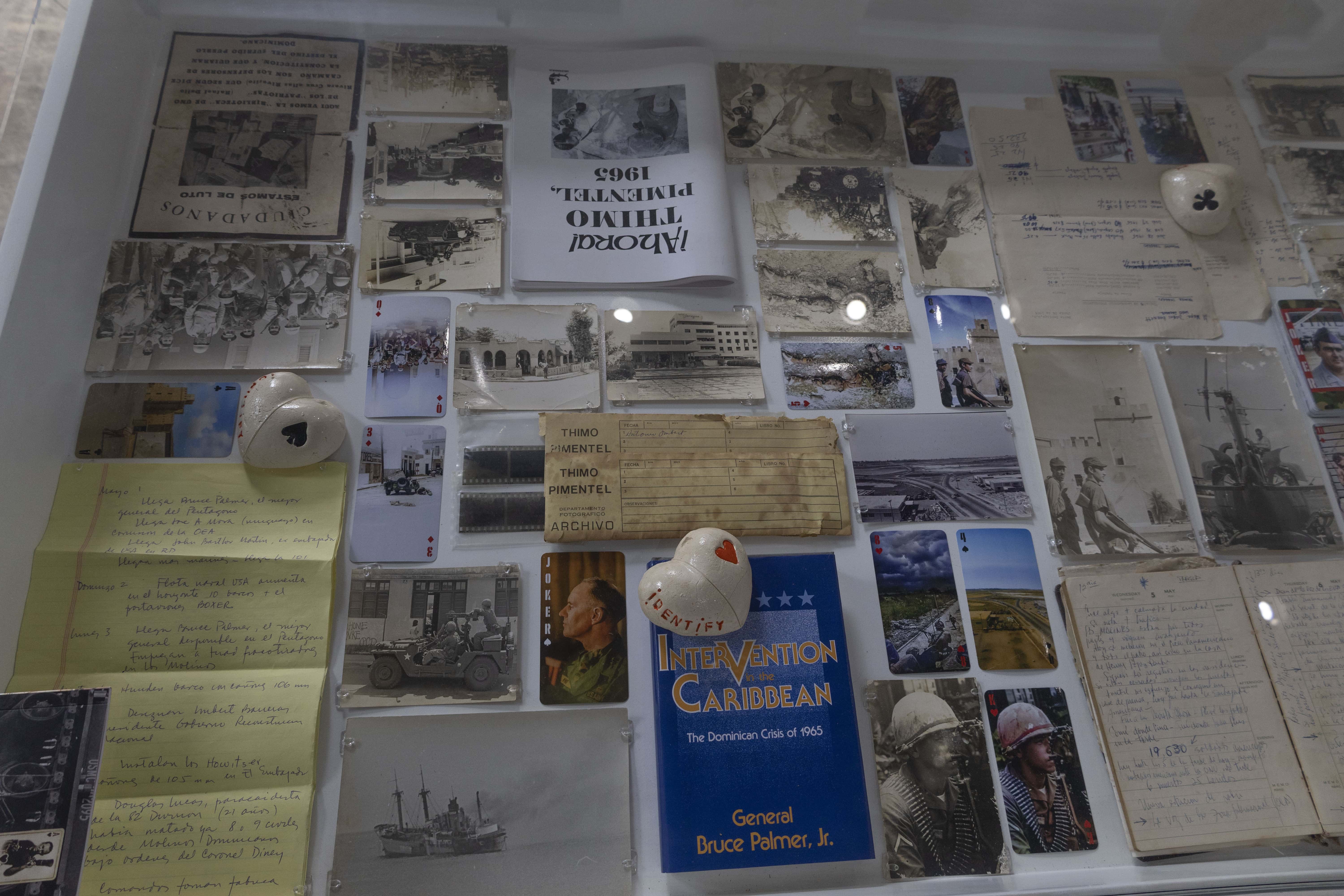 Fotografías con detalles de la exposición IDENTIFY, donde se integra fotografía histórica con información didáctica sobre el acontecimiento representado. (JOLIVER BRITO)