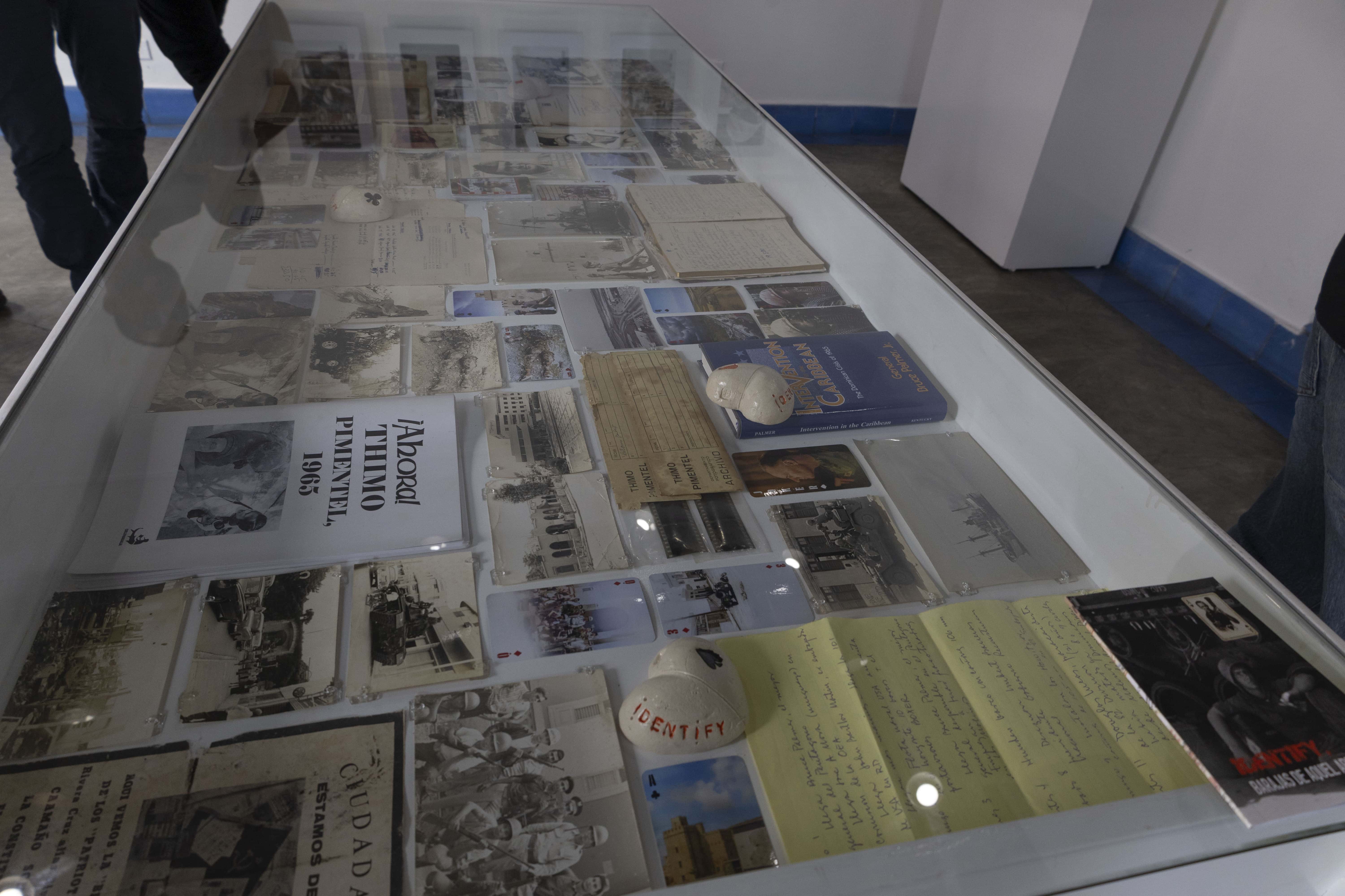 Algunas de las imágenes originales captadas durante la Revolución de Abril de 1965, ahora parte de la exposición “IDENTIFY: Las Barajas de Aquel Abril”. (Joliver Brito / Diario Libre)