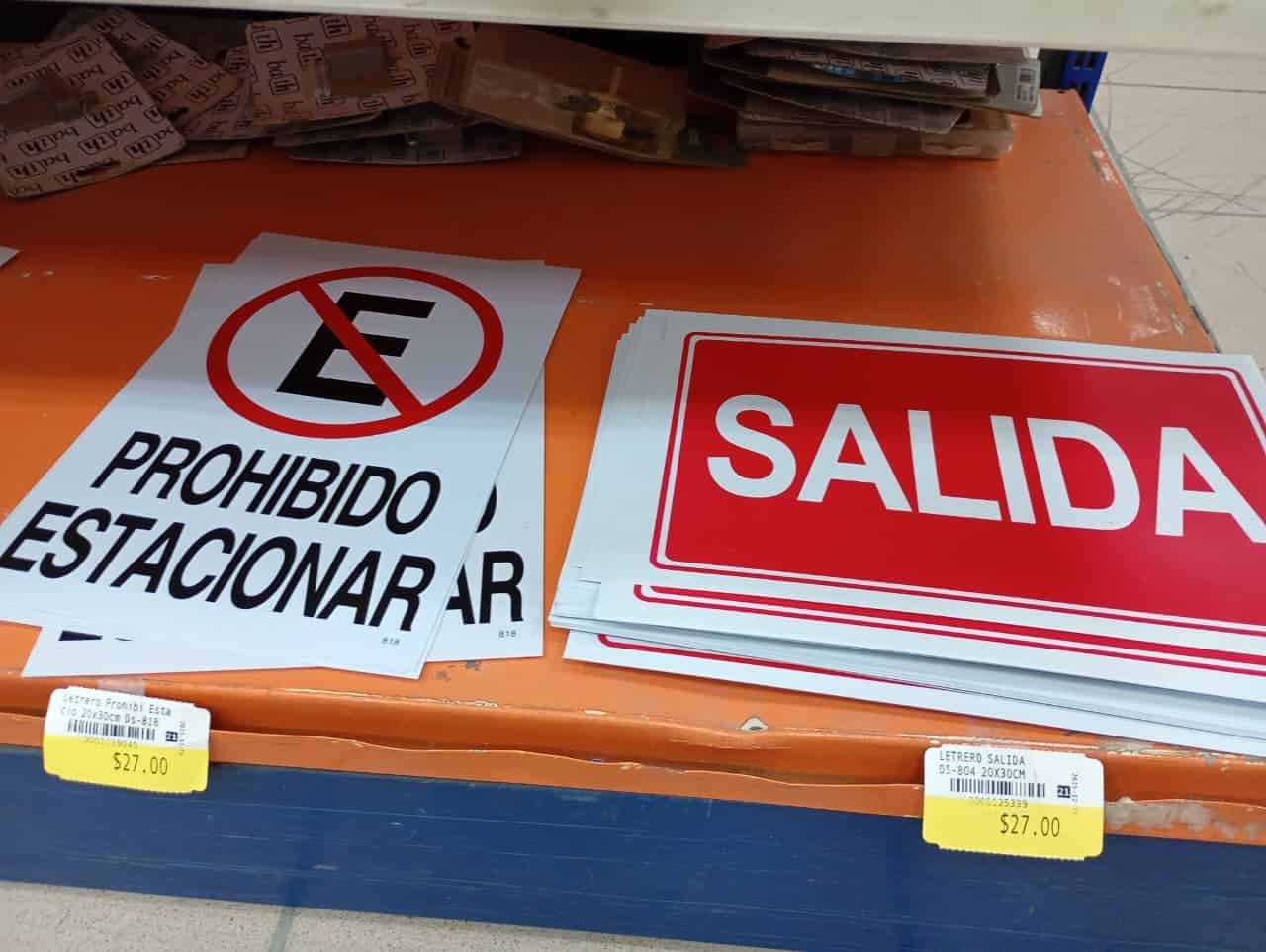 Letreros de venta en ferreterías de la ciudad.