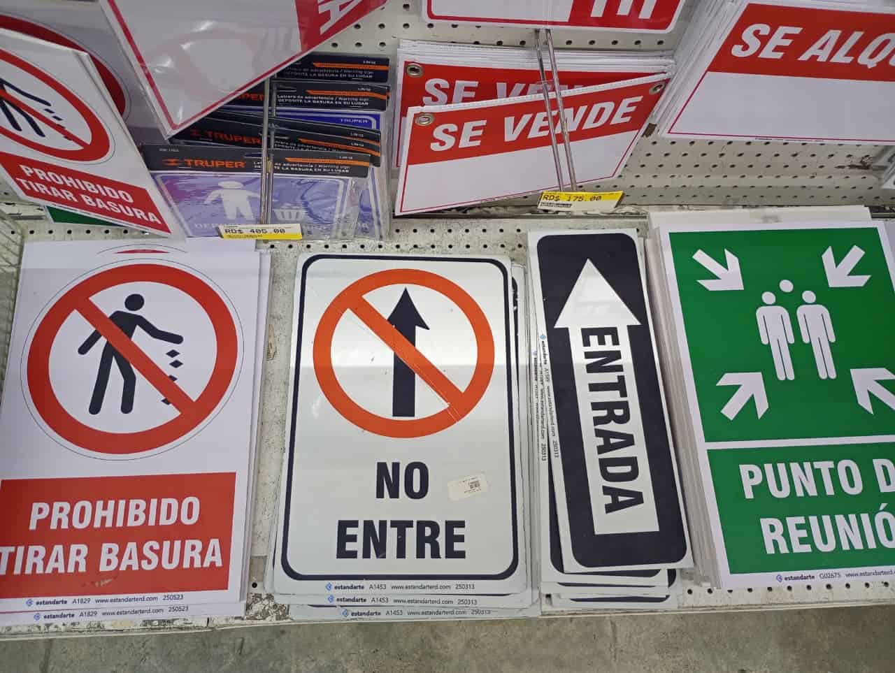 Letreros de venta en ferreterías de la ciudad.