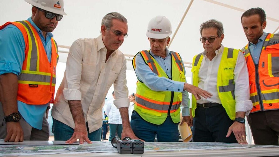 El presidente Abinader supervisa avances en la construcci&oacute;n de la avenida Rep&uacute;blica de Colombia