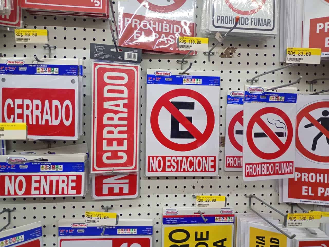 Letreros de venta en ferreterías de la ciudad.