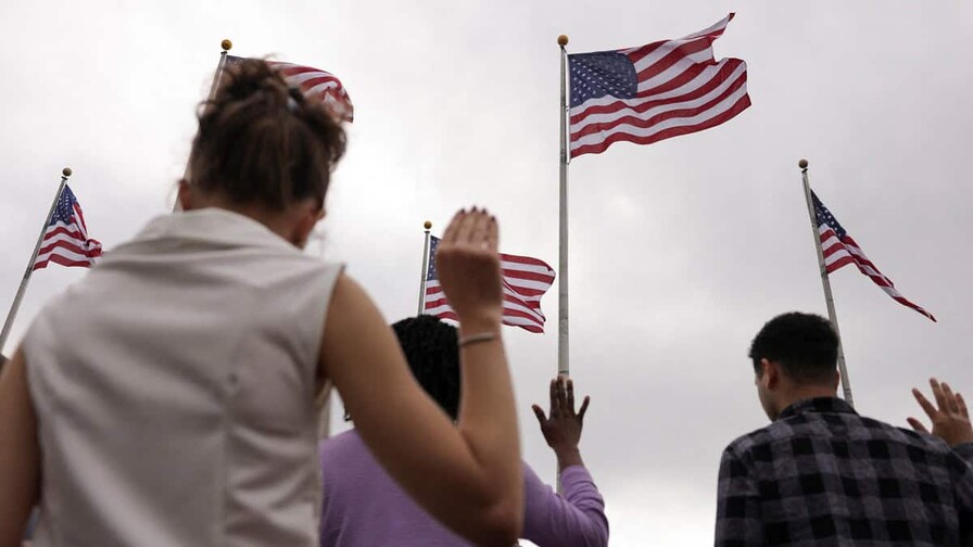 EE. UU. se prepara para revocar la ciudadanía de más de 350 personas