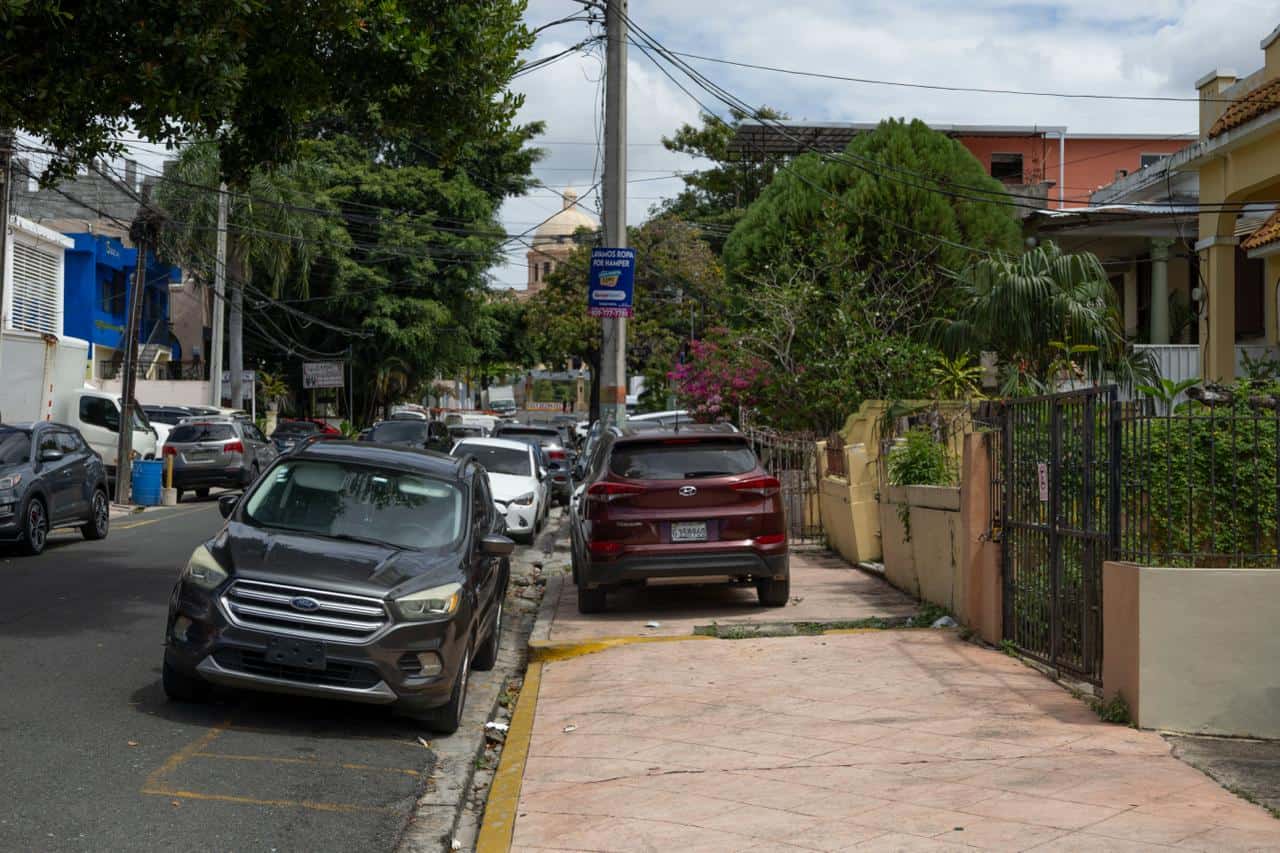 Autom&oacute;viles ocupan la acera en una calle de Gascue.