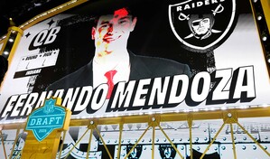 La joya latina Fernando Mendoza llega por la puerta grande a los Raiders de Brady
