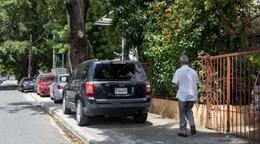 Las aceras de Gascue cambian de finalidad y ahora son parqueos