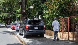Las aceras de Gascue cambian de finalidad y ahora son parqueos