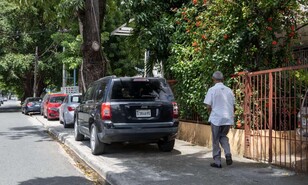 Las aceras de Gascue cambian de finalidad y ahora son parqueos