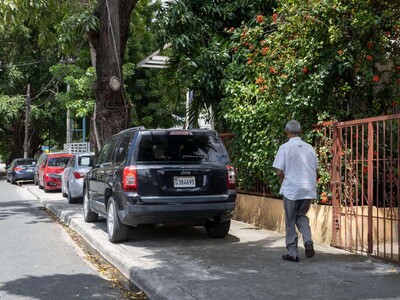 Gascue, entre aceras tomadas y peatones desplazados