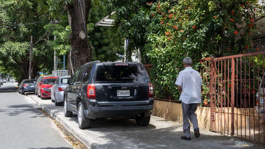 Las aceras de Gascue cambian de finalidad y ahora son parqueos