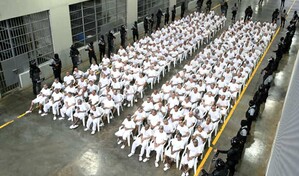 Pandilleros escuchan el relato de sus cr&iacute;menes en megac&aacute;rcel de El Salvador