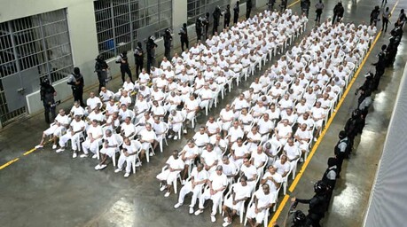 Pandilleros escuchan el relato de sus cr&iacute;menes en megac&aacute;rcel de El Salvador
