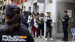 Pagar para una cita, el reto para muchos migrantes que aspiran a regularizarse en Espa&ntilde;a