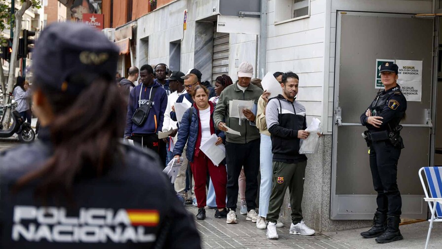 900,000 migrantes solicitan su regularización en España a 15 días de que termine el plazo 900,000 migrantes solicitan su regularización en España a 15 días de que termine el plazo
