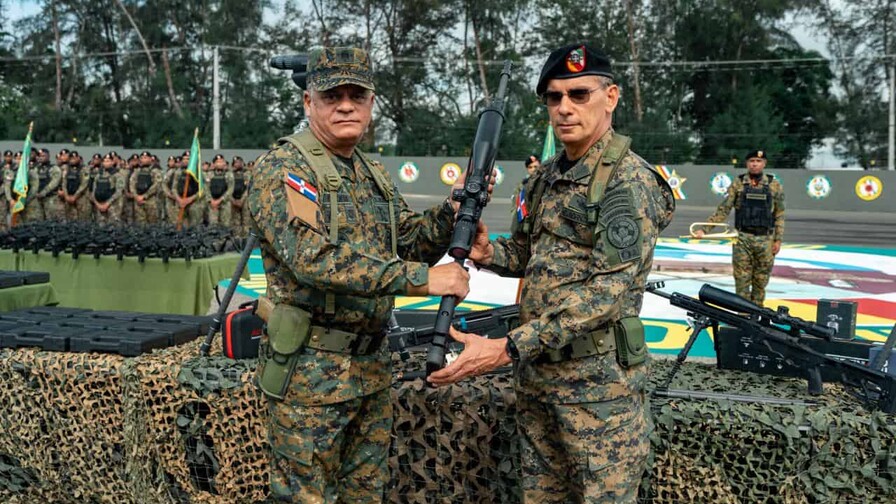 Ministerio de Defensa entrega nuevo equipamiento militar al Ej&eacute;rcito para mejorar la operatividad
