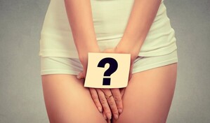 ¿Por dónde sale la orina en las mujeres?