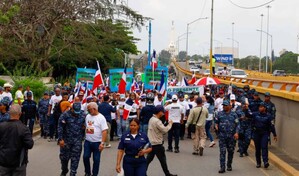 Protesta contra miner&iacute;a bloquea autopista Duarte en Santiago por 25 minutos