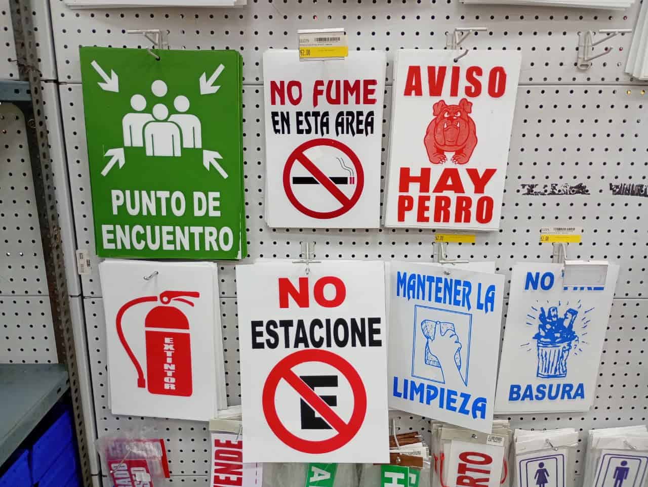 Letreros de venta en ferreterías de la ciudad.