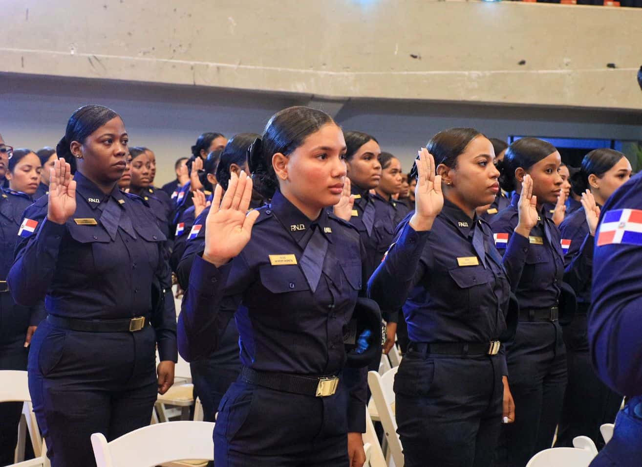 Mujeres que se integran a las filas de la Polic&iacute;a Nacional.