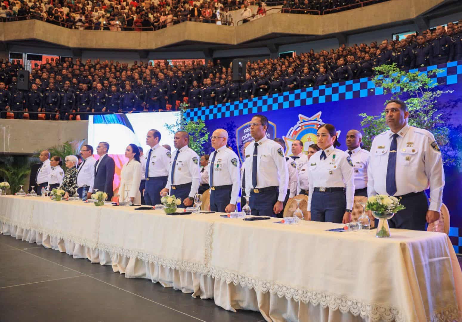 Las autoridades presentes en el acto de graduaci&oacute;n. Entre ellos, la ministra de Interior y Polic&iacute;a, Faride Raful, y el director de la uniformada, Andr&eacute;s Modesto Cruz.