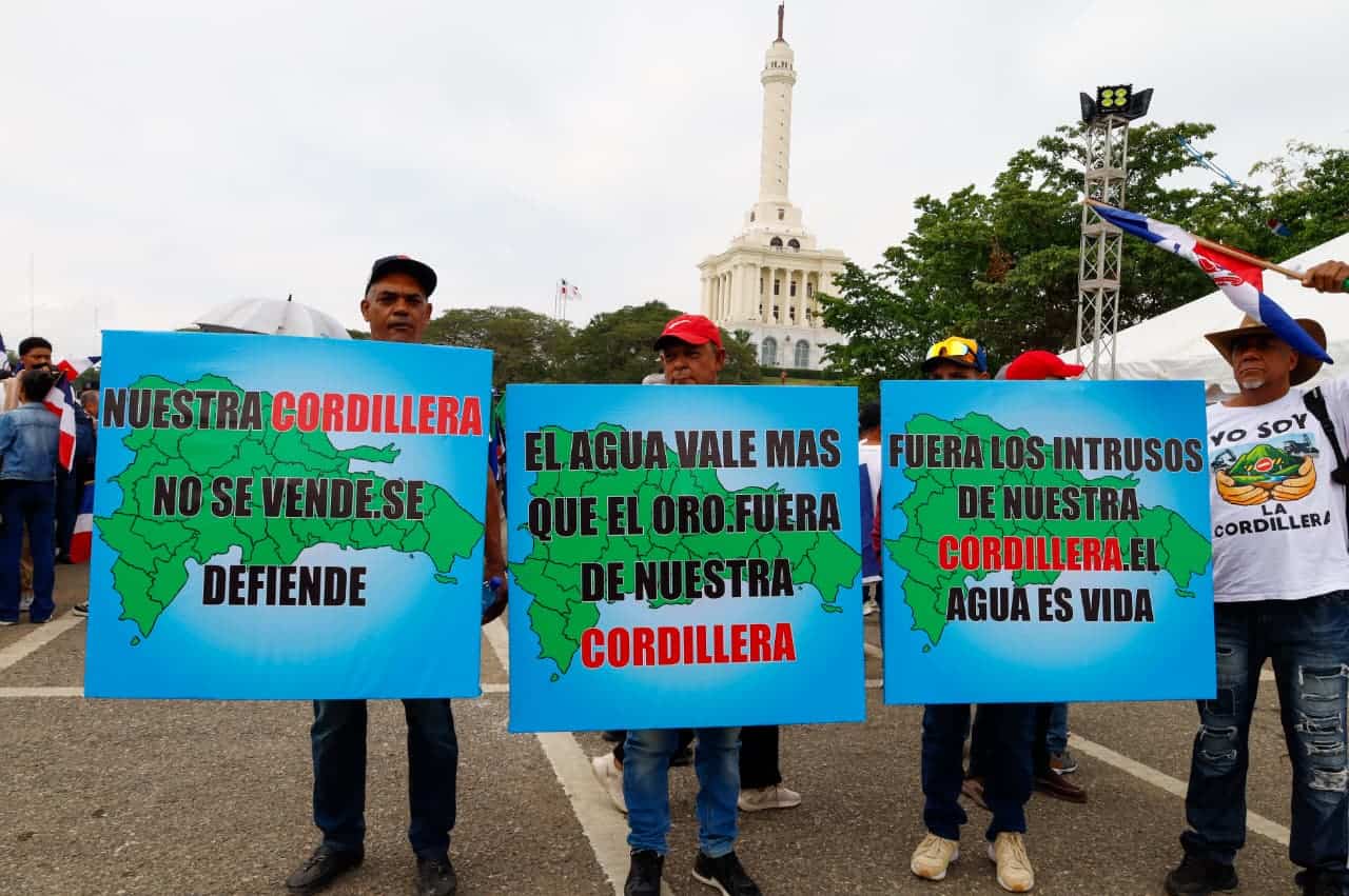 Ciudadanos levantan carteles durante la protesta en Santiago, exigiendo la cancelaci&oacute;n de permisos para la exploraci&oacute;n minera en las monta&ntilde;as del pa&iacute;s.