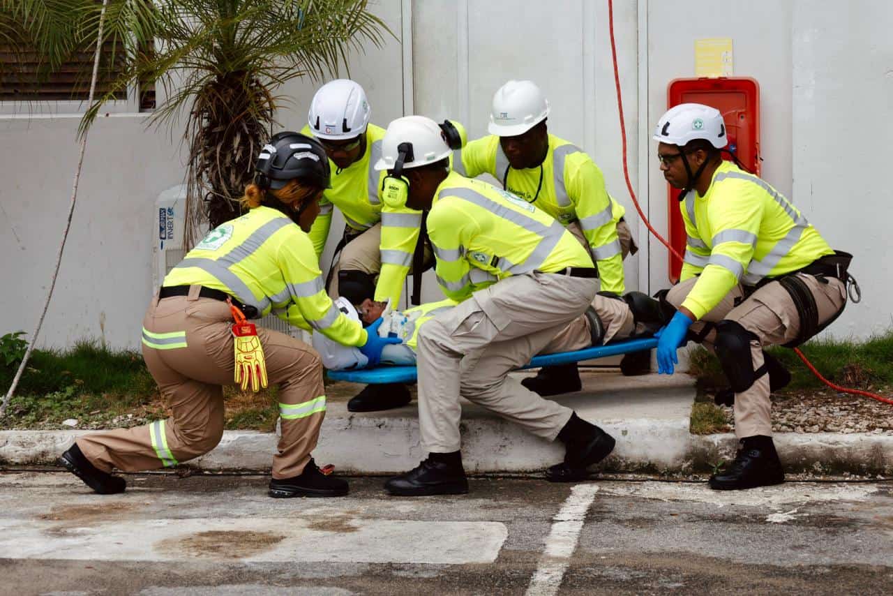 Demostración de ejercicios de brigadas de emergencia.