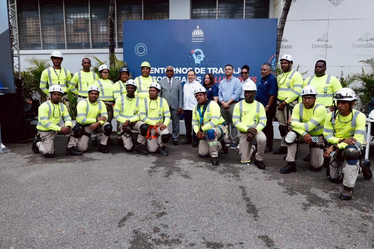 Demostración de ejercicios de brigadas de emergencia.