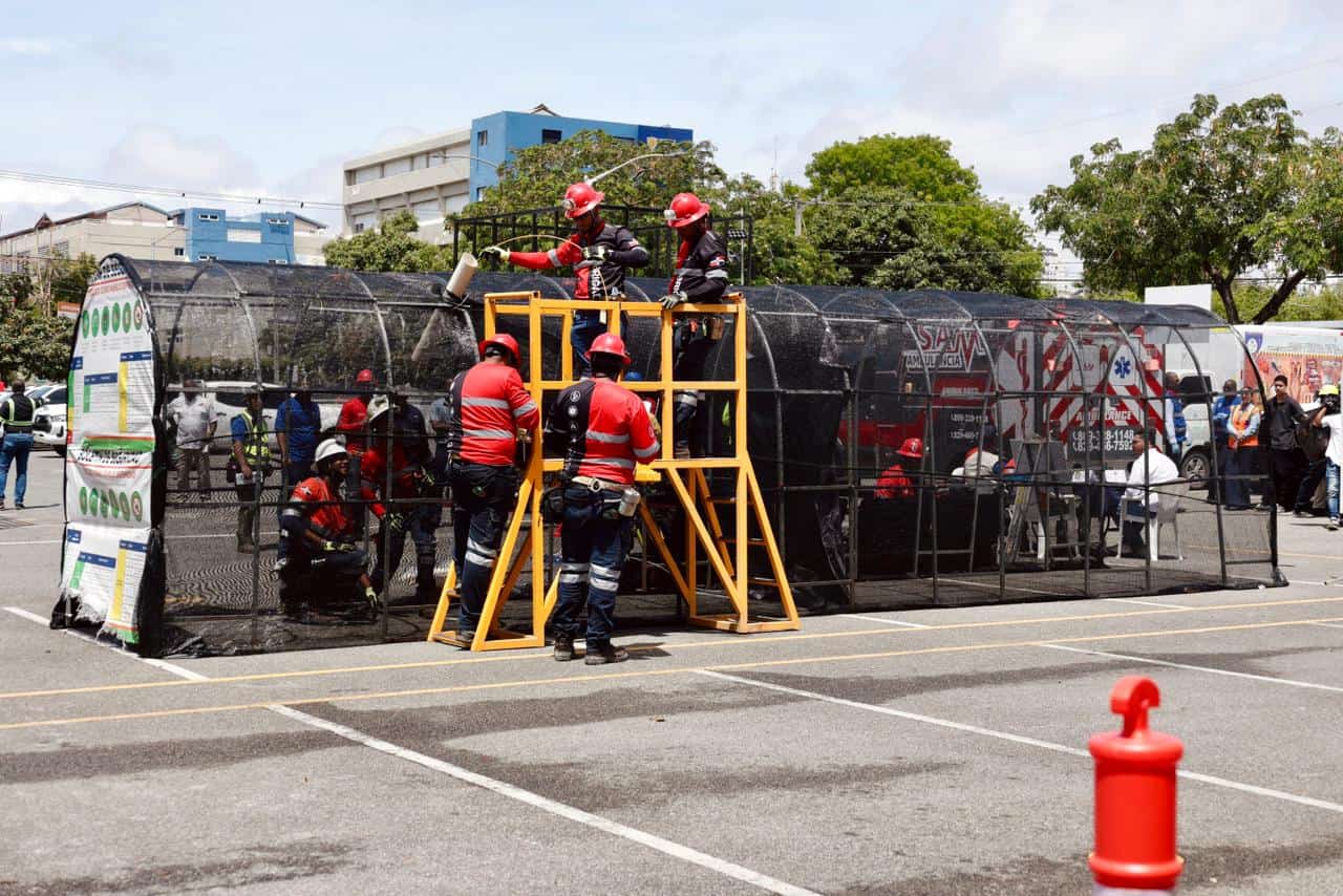 Demostración de ejercicios de brigadas de emergencia.